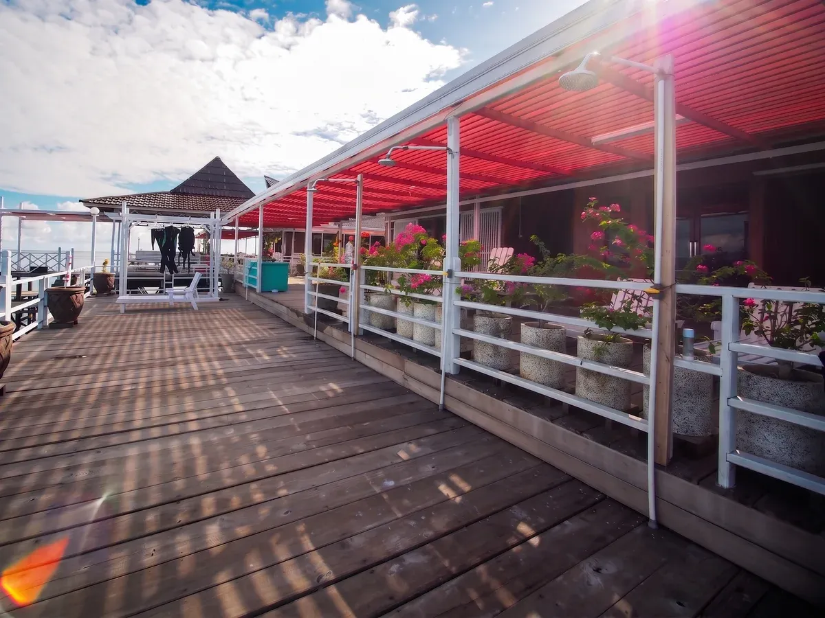 The dive centre and rinsing deck on the right side of the jetty.